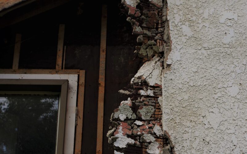 Säker Hantering av Asbest: Undvik Hälsorisker vid Renoveringar